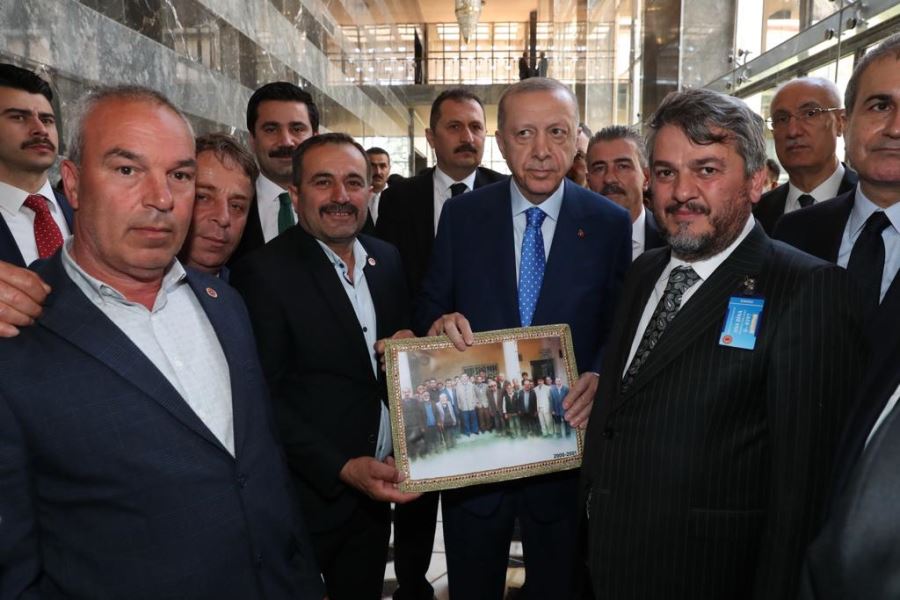 22 YIL ÖNCE ÇEKİLEN FOTOĞRAF HEDİYE EDİLDİ