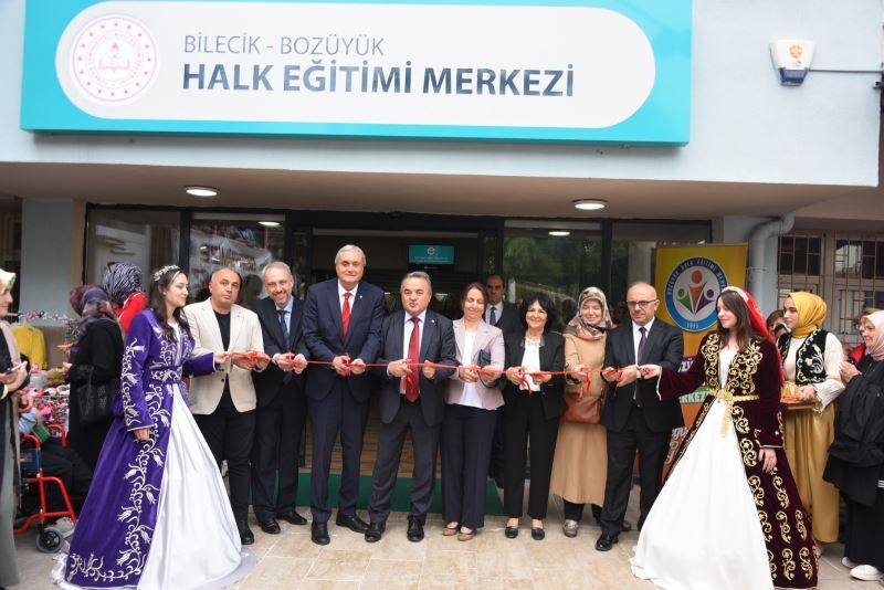 BAŞKAN BAKKALCIOĞLU HALK EĞİTİM MERKEZİ’NDE DÜZENLENEN SERGİNİN AÇILIŞ TÖRENİNE KATILDI