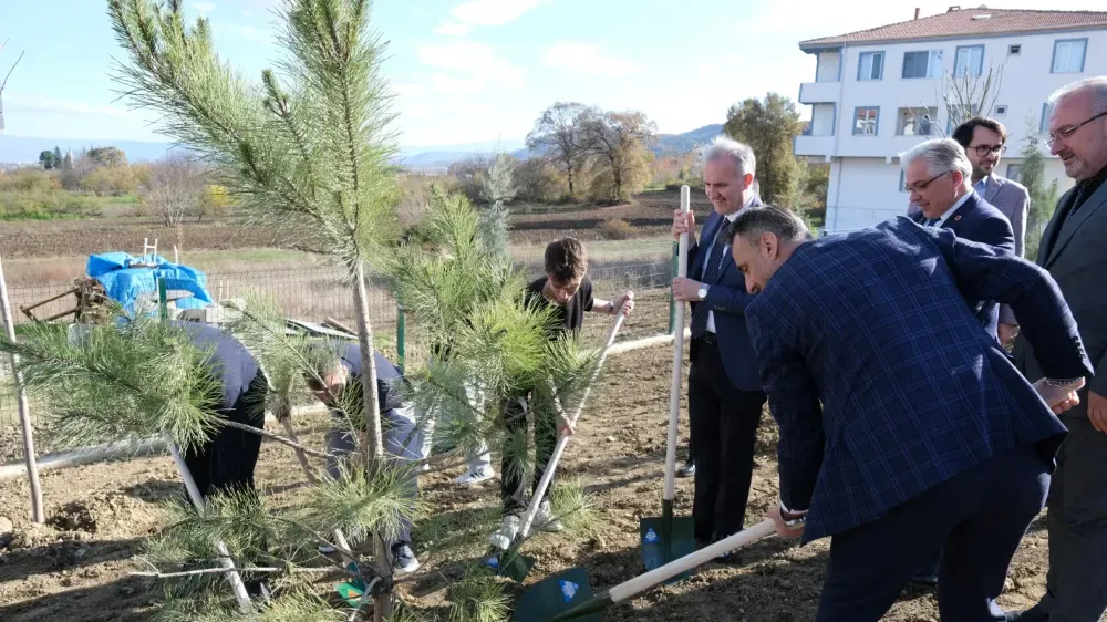 İnegöllü gençler 32 fidanı toprakla buluşturdu