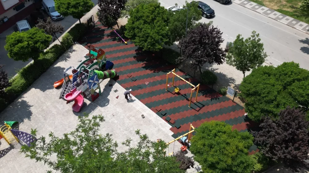 İnegöl’de 7 Mahallede 22 Parkın Zemini Yenileniyor