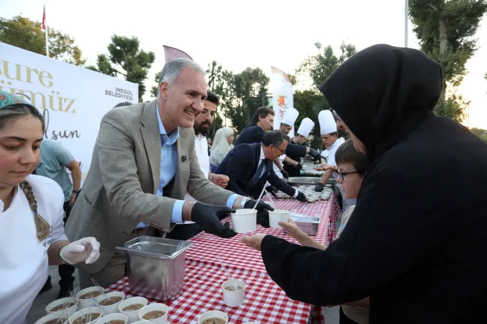İnegöl’ün Yeni Meydanında Aşure Kazanları Kaynadı
