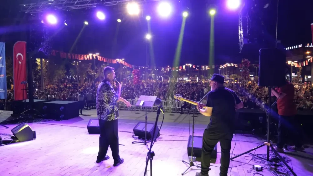 İnegöl Zafer Bayramını Riva Orkestrasıyla Kutladı