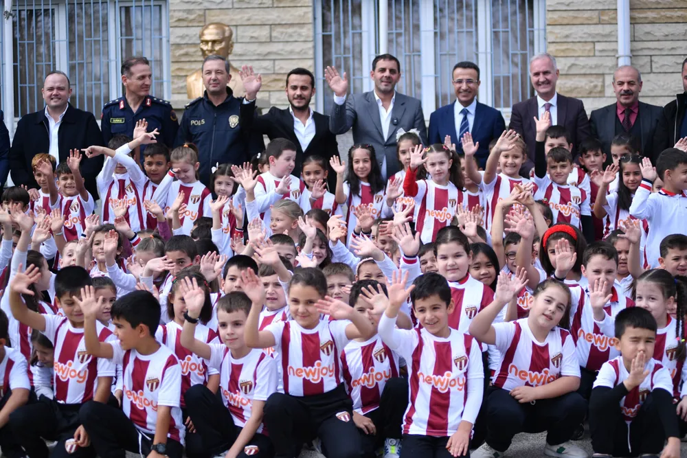 Yeniceköy'deki Öğrencilere İnegölspor Forması Dağıtıldı