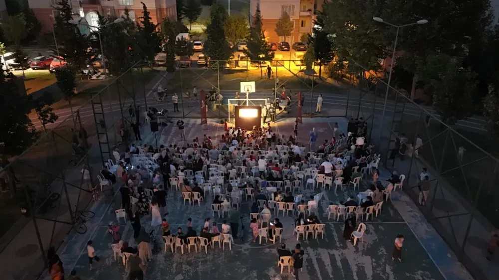 “Karagöz’ün Salıncağı” İlk Gösteriminde Çocuklar Ve Aileler Buluştu