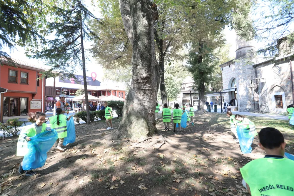 İnegöl'de Dünya Temizlik Günü Etkinlikleri Çarşı Bölgesinde Devam Ediyor